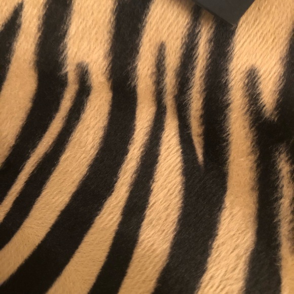 Un Billion Lara Zebra Print Tote NWT$110 - Picture 4 of 7